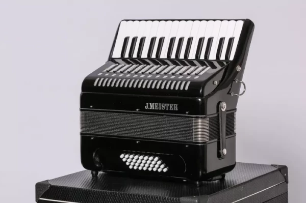 J.Meister BM1306-Black аккордеон, 32/30, черный, с кейсом
